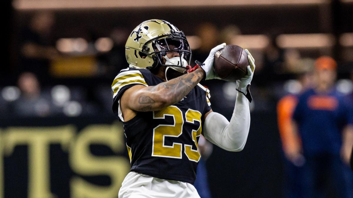 Marshon Lattimore ruled out with hamstring injury; Paulson Adebo transported to hospital